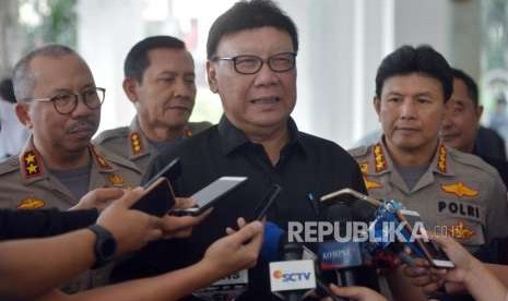 Mendagri Tjahjo Kumolo (tengah) bersama Wakapolri Komjen Pol Ari Dono (kanan) dan Kadiv Humas Polri Irjen Pol Setyo Wasisto (kiri) usai rapat koordinasi (rakor) pengamanan Pemilu 2019 di Auditorium PTIK, Jakarta, Kamis (13/9).