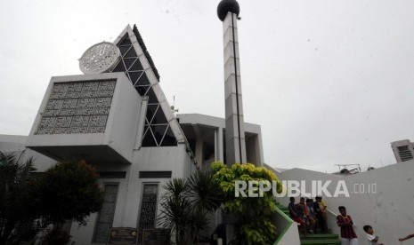 Sejumlah anak-anak berjalan usai melaksanakan ibadah Sholat Ashar di Masjid Jami'e Darussalam, Tanah Abang, Jakarta Pusat, Ahad (7/1).