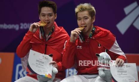  Pebulu tangkis Indonesia   Kevin  Sanjaya dan Marcus Fernaldi berfoto bersama usai prosesi penyerahan medali  pertandingan final cabang bulu tangkis nomor ganda  putra Asian Games 2018 di Istora Senayan, Jakarta, Selasa (28/8).