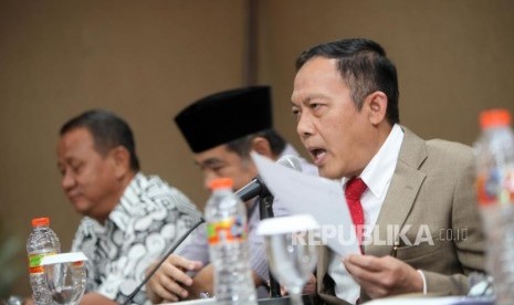 Bendahara Asphurindo Edi Sofyan (dari kiri ke kanan), Wakil Ketua Umum Asphurindo Hafidz Taftazani, Kuasa Hukum Asphurindo Ihksan Abdullah memberikan keterangan kepada media saat konferensi pers di Hotel Sofian Betawi, Jakarta, Selasa (6/2).