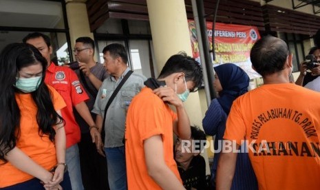 Pengungkapan Artis Nyabu. Penyanyi Aris Idol atau JR (kedua kiri) dihadirkan bersama empat rekan saat rilis di Polres Pelabuhan Tanjung Priok, Jakarta, Rabu (16/1/2019).