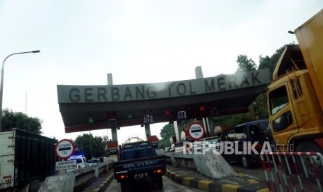 Kendaraan melintas di Pintu Gerbang Tol Merak, Banten, Jumat (8/6).