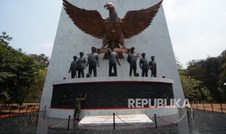 Persis Sambut Gembira Penundaan RUU HIP. Petugas TNI membersihkan kawasan Monumen Pancasila Sakti, di Lubang Buaya, Jakarta Timur.