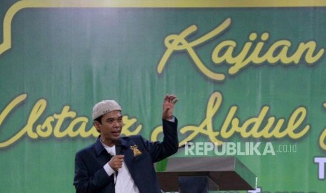 Ustaz Abdul Somad (UAS) saat memberikan kajian bersama di halaman Masjid Al-Huda,Talang,Jakarta,Sabtu (24/8) malam.