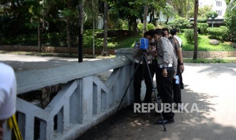 Olah TKP Kecelakaan SN. Polisi dari Polda Metro Jaya melakukan olah Tempat Kejadian Perkara (TKP) kecelakaan mobil yang ditumpangi Ketua DPR Setya Novanto, di Kawasan Jalan Permata Hijau, Jakarta Barat, Jumat (17/11).