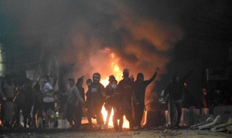 Sejumlah massa menyerang ke arah petugas kepolisian saat terjadi bentrokan Aksi 22 Mei di Jalan Brigjen Katamso, kawasan Slipi, Jakarta, Rabu (22/5/2019).