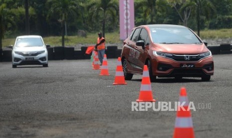 Kampanye Keselamatan Berkendara Honda. Pelatihan keamanan berkendara menggunakan Honda Jazz saat  pelatihan keamanan berkendara di Sirkuit Internasional Sentul, Jawa Barat, Ahad (15/7).