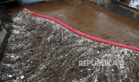 Kondisi sampah yang menumpuk di Pintu Air Manggarai, Jakarta, Ahad (8/4).