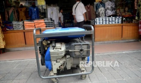 Sebuah toko mengunakan genset ketika mengalami pemadaman listrik, Jakarta, Senin (5/8).