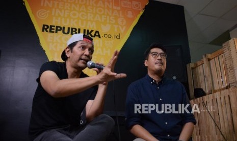 Musisi band Humania Eki Puradireja (kiri) dan Heru Singgih (kanan) berkunjung ke kantor Harian Umum Republika, Jalan Warung Buncit, Jakarta, Jumat (20/9/2019).