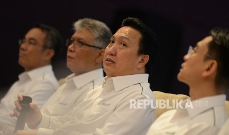 Presiden Direktur & Chief Executive Officer Adaro Energy Garibaldi Thohir (kedua kanan) memberikan paparan kepada wartawan usai RUPST Adaro di Jakarta, Senin (23/4).