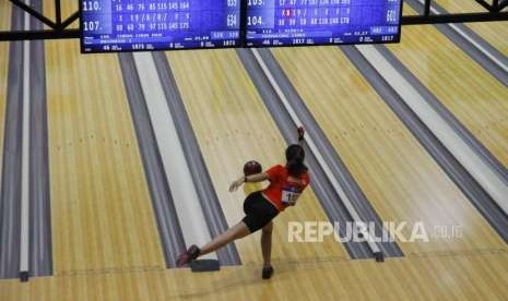 Bowling Women Trios. Pebowling Putri Indonesia Aldila Indryati melempar bola saat bertanding pada cabang Bowling nomor Women Trios Asian Games 2018 di Bowling Arena, Komplek Olahraga Jakabaring, Palembang, Rabu (22/8).