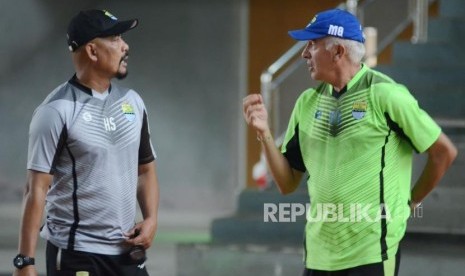 Pelatih Persib Bandung, Roberto Carlos Mario Gomez (kanan) berdiskusi dengan asisten pelatih Herrie Setyawan saat latihan fisik pemain Persib di Gor Pajajaran, Kota Bandung, Senin (5/3).