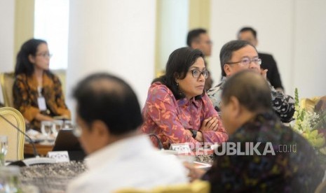 Pembahasan RAPBN 2019. Menkeu Sri Mulyani mengikuti Sidang Kabinet Paripurna membahas RAPBN Tahun Anggaran 2019 di Istana Kepresidenan Bogor, Jawa Barat, Rabu (18/7).