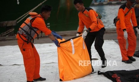 Petugas mengangkat puing dan korban pesawat Lion Air JT-610 di Pelabuhan Tanjung Priok, Jakarta, Senin (5/11).