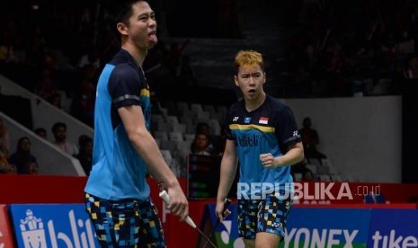 Ekspesi pasangan ganda putra Indonesia Marcus Fernaldi Gideon-Kevin Sanjaya Sukamuljo saat melawan pasangan ganda putra Jerman Mark Lamsfuss-Marvin Emil Seidel dalam babak pertama Daihatsu Indonesia Master 2019 di Istora Senayan, Jakarta, Rabu (23/1).