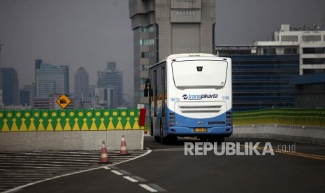 Bus Transjakarta Koridor 13 Tendean-Ciledug melintasi halte CSW di Jakarta Selatan, Selasa (17/4).