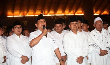 Ketua Umum Partai Gerindra Prabowo Subianto (kedua kiri) didampingi Mayjen (Pur) Sudrajat (kedua kanan) bersama jajaranya memberikan keterangan kepada media saat konferensi pers Pengumuman Calon Gubernur Jawa Barat pada Pilkada 2018, Padepokan Garudayaksa, Hambalang, Bogor, Jawa Barat, Sabtu (9/12).