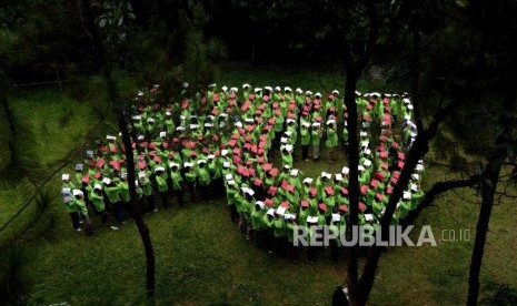 Sejumlah karyawan Republika saat melaksanakan kegiatan team buliding pada acara gathering di Cansebu Amazing Camp & Resort, Megamendung, Bogor, Jawa Barat, Selasa (20/11).