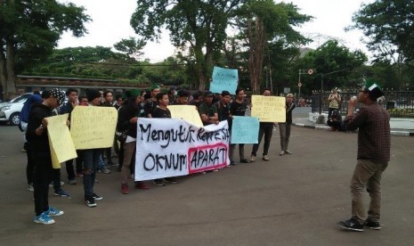  Sejumlah mahasiswa yang tergabung dalam Himpunan Mahasiswa Islam (HMI) Jawa Barat menggelar unjuk rasa di halaman Gedung Sate, Jalan Diponegoro, Kota Bandung, Selasa (1/10).