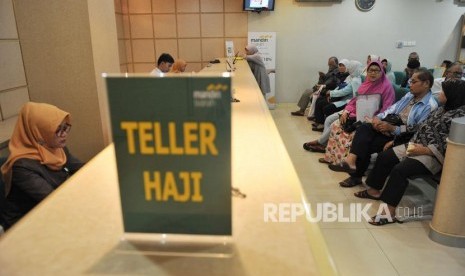 Petugas melayani calon jamaah haji yang melakukan pelunasan Biaya Penyelenggaran Ibadah Haji (BPIH) di Kantor Cabang Mandiri Syariah Area Bekasi, di Bekasi, Jawa Barat, Senin (16/4).