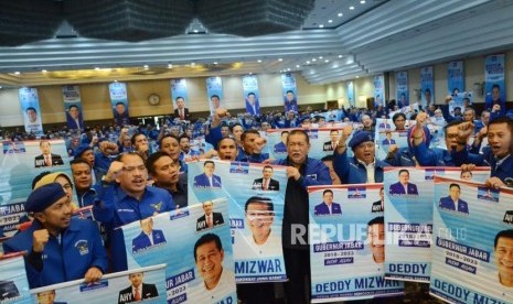 Wakil Gubernur Jawa Barat Deddy Mizwar yang juga kandidat Gubernur Jawa Barat bersama para kader Partai Demokrat pada acara Silaturahmi dan Konsolidasi Pengurus DPD Partai Demokrat Jawa Barat Periode 2017-2022 di Hotel Horison, Kota Bandung, Selasa (5/12).