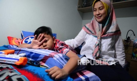 9 Keutamaan Makan Sahur Puasa Ramadhan Menurut Ibnu Hajar. Foto: Ilustrasi Membangunkan anak, Anak laki-laki, Sahur