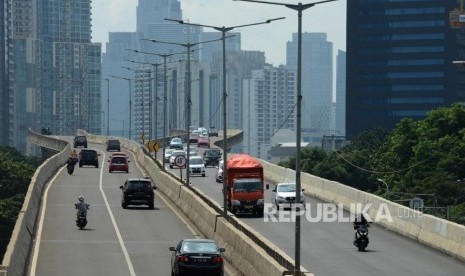 Sejumlah pengendara sepeda motor melintasi Jalan Layang Non Tol (JLNT) Kampung Melayu-Tanah Abang di kawasan Casablanca, Jakarta, Kamis (13/12).