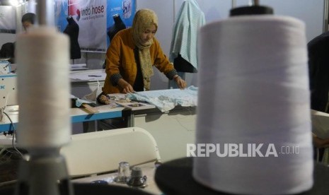 Sejumlah desainer muda sedng membuat pola desain pada rangkaian acara pameran “Indonesia International Textile and Garment Machinery & Accessories Exhibition (INDO INTERTEX) 2019”  di JIEXPO Kemayoran Jakarta, Kamis (28/3). Kementerian Perindustrian (Kemenperin) menilai, penerapan tindakan pengamanan atau safeguard untuk produk garmen harus dilakukan. 