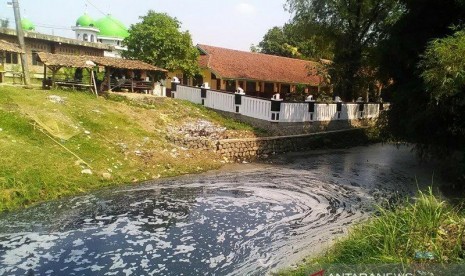  Bendungan Barugbug Karawang Hitam Akibat Limbah