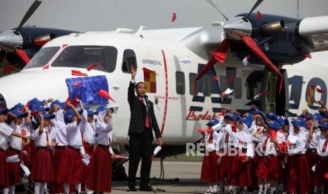 President Joko Widodo threw a paper plane with elementary school students during the ceremony to name the N219 Aircraft. President decided to name the aircraft Nurtanio, taken from the name of Air Vice Marshal Nurtanio Pringgodisuryo.