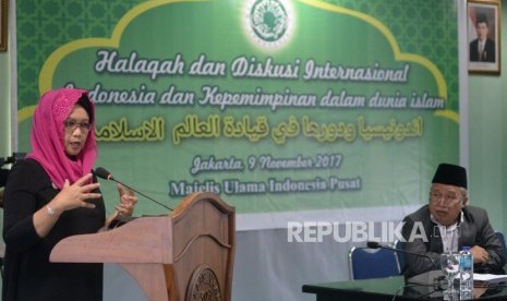 Menlu Retno Marsudi memberikan sambutan disaksikan Ketua Bidang Hubungan Luar Negeri MUI Muhyiddin Junaidi saat Halaqah dan Diskusi Internasional dengan tema Indonesia dan Kepemimpinan Dalam Dunia Islam di Kantor MUI, Jakarta, Kamis (9/11). 