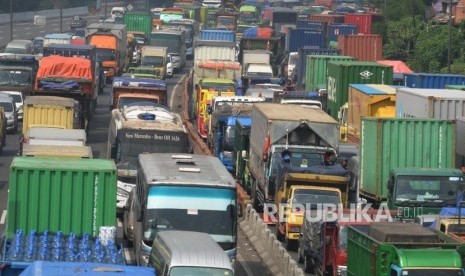 Kemacetan terjadi di ruas jalan Tol Jakarta-Cikampek di Wilayah Kota Bekasi, Jawa Barat, Kamis (16/11).