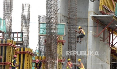 Pekerja menyelesaikan proyek infrastruktur. ilustrasi