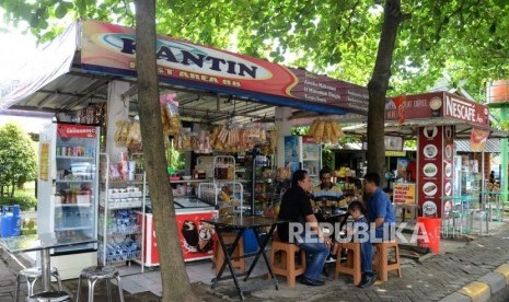 Warga saat beristirahat di tempat makan yang berada di Rest Area Ciganea, Purwakarta, Jawa Barat, Senin (29/4).