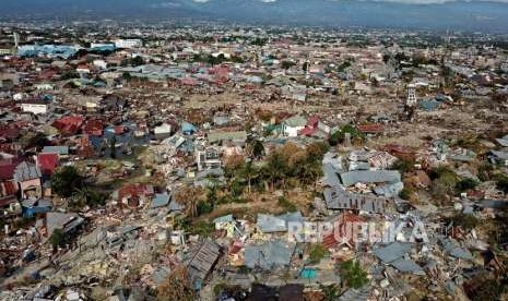 Tim SAR gabungan melakukan proses evakuasi korban di Perumnas Balaroa, Palu, Sulawesi Tengah, Ahad (7/10).