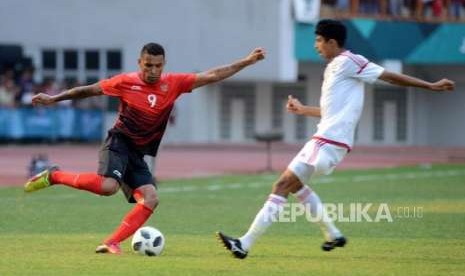 Pesepakbola Indonesia Alberto Goncalves da Costa (kiri) berebut bola dengan Pesepakbola Uni Emirat Arab Mohamad Alattas pada pertandingan babak 16 besar cabang sepak bola Asian Games 2018 di Stadion Wibawa Mukti, Cikarang, Bekasi, Jawa Barat, Jumat (24/8).