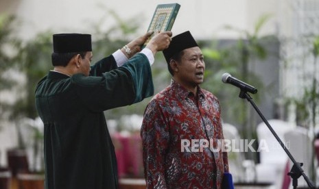 Eks Direktur Penuntutan KPK terpilih Fitroh Rohcahyanto (kanan).