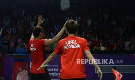 Pebulu Tangkis Indonesia Tontowi Ahmad dan Liliyana Natsir usai menang melawan pebulu tangkis Hongkong Lee Chun Hei Reginald dan Chau Hoi Wa pada babak perempat final cabang olahraga bulu tangkis kategori ganda Asian Games 2018 di Istora Senayan, Jakarta, Sabtu (25/8).