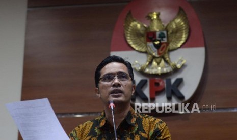 Juru bicara Komisi Pemberantasan Korupsi (KPK), Febri Diansyah memberikan keterangan dalam konferensi pers  terkait penetapan tersangka kasus  di Jakarta, Jumat (7/12).