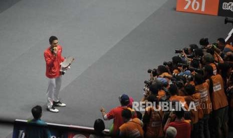 Pebulu tangkis Indonesia Jonatan Christie berpose dengan medali saat prosesi penyerahan medali cabang bulu tangkis nomor tunggal putra Asian Games 2018 di Istora Senayan, Jakarta, Selasa (28/8).