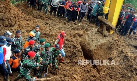 Sejumlah petugas gabungan melakukan evakuasi pencarian korban longsor di Kampung Maseng, Cijeruk, Kabupaten Bogor, Jawa Barat, Selasa (6/2).