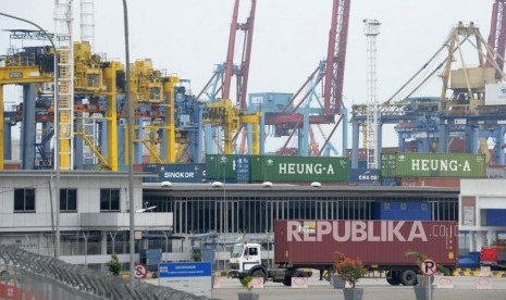 Kendaraan melintas diantara peti kemas di Pelabuhan Tanjung Priok, Jakarta,Ahad (7/1).