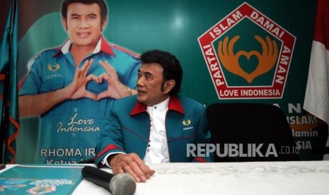 Ketua Umum Partai Idaman Rhoma Irama saat akan memberikan keterangan pers di Kantor DPP Partai Idaman, Jakarta, Selasa (16/1).