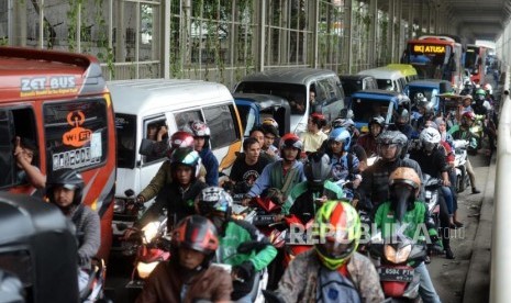 Sejumlah kendaraan terjebak kemacetan di Jalan Jatibaru, Tanah Abang, Jakarta