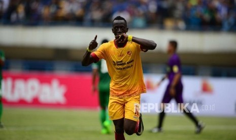 Selebrasi gelandang serang Sriwijaya FC Konate Makan setelah mencetak gol kedua ke gawang PSMS Medan dalam pertandingan Grup A Piala Presiden 2018 di Stadion GBLA Bandung, Jumat (26/1).