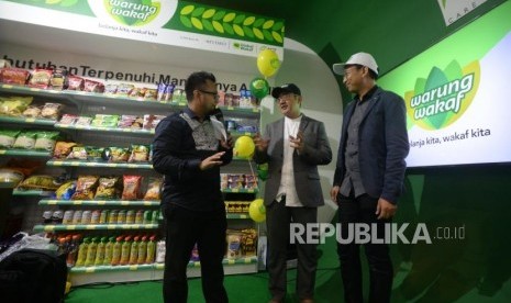 Presiden Global Wakaf, Imam Akbari (tengah) dan Presiden Direktur PT Hydro Perdana Retailindo, Syahru Aryansyah (kanan) menjelaskan konsep warung wakaf saat peluncuran warung wakaf dalam acara Hijrah fest di JCC, Jakarta, Jumat (9/11).