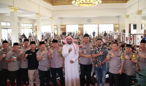  Kapolda Jabar, Irjen Pol Rudy Sufahriadi bersama seluruh jajarannya melaksanakan doa bersama untuk Papua di Masjid Al-Amman Mapolda Jabar Jalan Soekarno-Hatta, Kota Bandung, Selasa (3/9). 