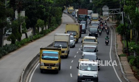 Sejumlah kendaraan melintasi Jalan Daan Mogot, Cengkareng, Jakarta Barat 