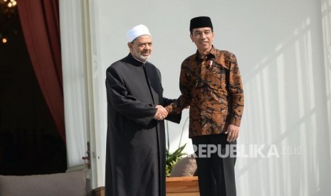 President Joko Widodo (right) and Al-Azhar Grand Sheikh Muhammad Ath-Thayyeb at Merdeka Palace, Jakarta, Monday (April 30). 